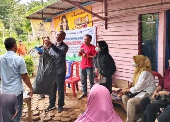 Ibu-Ibu di Telukbetung Selatan Ikut Arisan Sedot Tinja